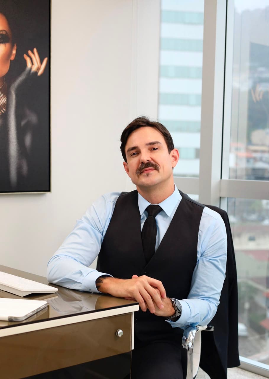Dr. Ihor Yohan em seu consultório