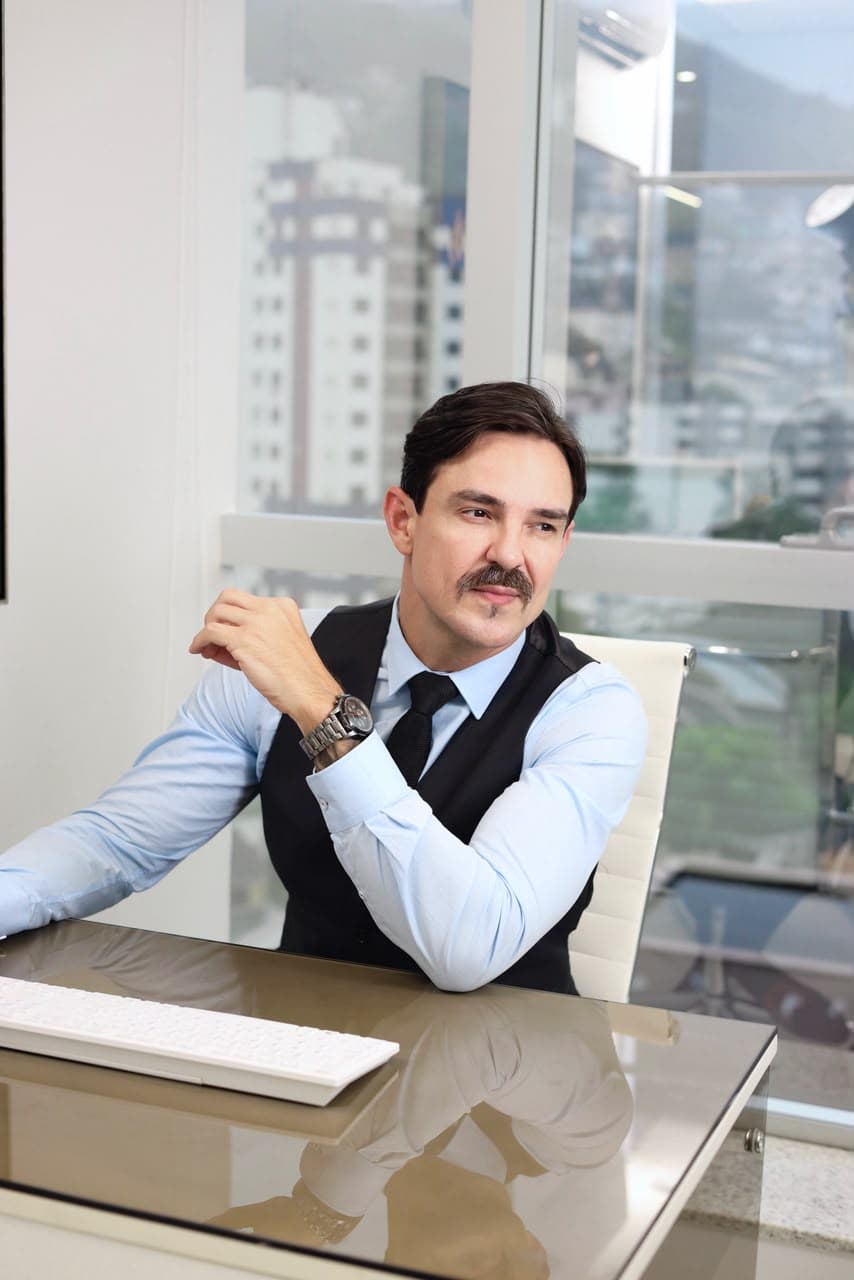 Dr. Ihor Yohan em seu consultório