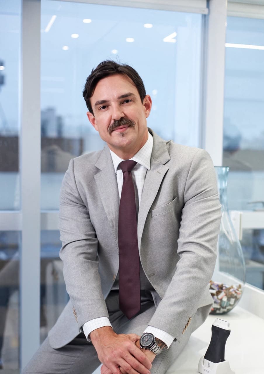 Dr. Ihor Yohan em ambiente clínico
